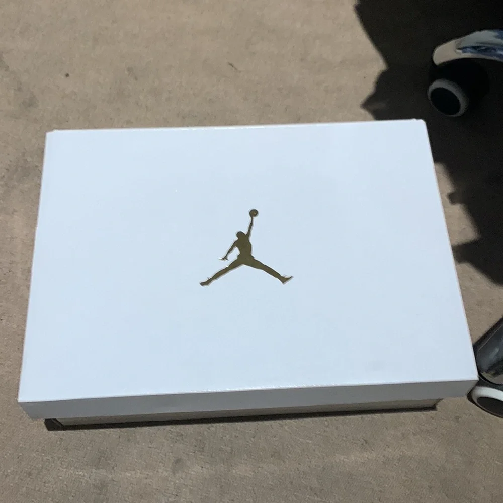 2022 Wmns Air Jordan 1 Mid 'White Pomegranate' - Picture 12 of 13